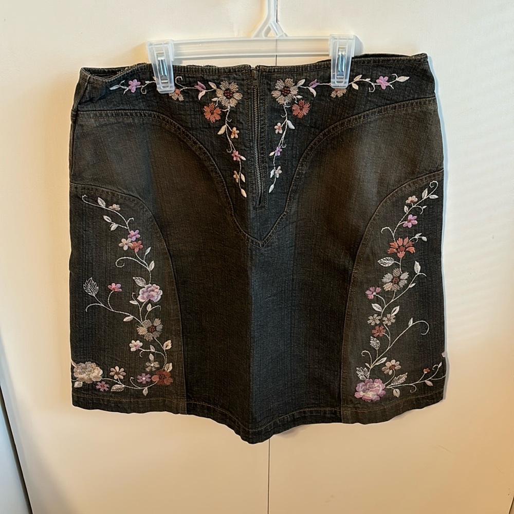 Apostrophe Women’s Size 14 Floral Embroidered Denim Skirt